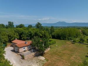 uma vista aérea de uma casa com um quintal em Villa St Nikola with jacuzzi and private swimming pool em Ružići