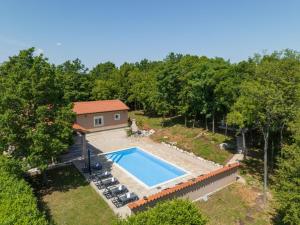 uma vista aérea de uma casa com piscina em Villa St Nikola with jacuzzi and private swimming pool em Ružići