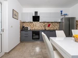 Kuchyňa alebo kuchynka v ubytovaní Villa St Nikola with jacuzzi and private swimming pool