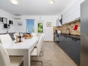 Η κουζίνα ή μικρή κουζίνα στο Villa St Nikola with jacuzzi and private swimming pool