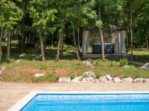 Bazén v ubytovaní Villa St Nikola with jacuzzi and private swimming pool alebo v jeho blízkosti