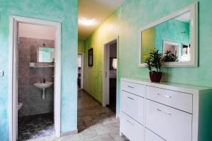 Kúpeľňa v ubytovaní Villa St Nikola with jacuzzi and private swimming pool