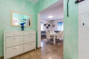 Posedenie v ubytovaní Villa St Nikola with jacuzzi and private swimming pool