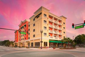 una representación de un hotel en una esquina de la calle en Courtyard by Marriott DeLand Historic Downtown, en De Land