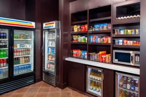 ein Lebensmittelgeschäft mit zwei Kühlschränken und einem Kühlschrank in der Unterkunft Courtyard by Marriott DeLand Historic Downtown in DeLand