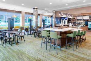 A restaurant or other place to eat at Courtyard by Marriott DeLand Historic Downtown