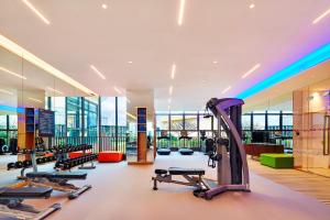 einen Fitnessraum mit Kardiogeräten in einem Gebäude in der Unterkunft Aloft Dynamic Town in Longgang