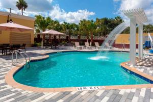 Piscina a Courtyard by Marriott DeLand Historic Downtown o a prop