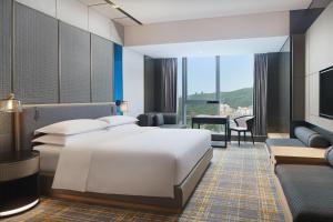 Ένα ή περισσότερα κρεβάτια σε δωμάτιο στο Sheraton Shenzhen Nanshan