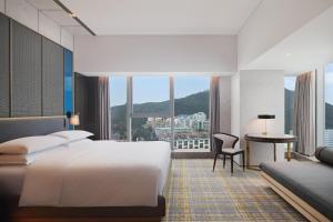 Ένα ή περισσότερα κρεβάτια σε δωμάτιο στο Sheraton Shenzhen Nanshan