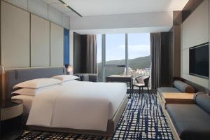 Ένα ή περισσότερα κρεβάτια σε δωμάτιο στο Sheraton Shenzhen Nanshan