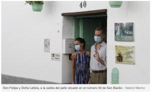 een man en een vrouw die maskers dragen buiten een gebouw bij La Casa de la Costurera in Córdoba