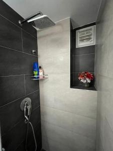 W łazience znajduje się prysznic z głowicą prysznicową. w obiekcie Urla Marin otel w mieście Izmir