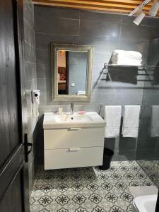 bagno con lavandino e specchio di Dar Mounia a Rabat