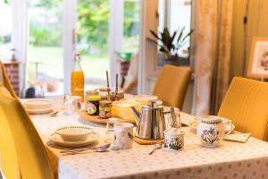 een tafel met eten en drinken erop bij The Monkey House B&B in Stone