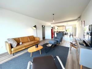 sala de estar con sofá y mesa en APPARTEMENT MODERNE ET SPACIEUX AU COEUR DE BIARRITZ 6 pers en Biarritz