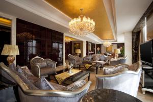 a living room with couches and a chandelier at Sheraton Changzhou Xinbei Hotel in Changzhou