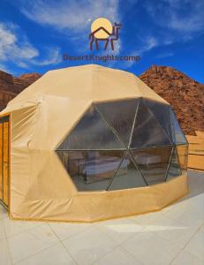 Uma tenda está montada no acampamento dos cavaleiros do deserto. em Desert Knights camp em Wadi Rum