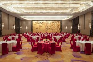 常州常州富力喜来登酒店的一个带桌椅和绘画的宴会厅 更多30张照片