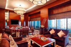 a living room with a couch and a table at Sheraton Jinzhou Hotel in Jinzhou