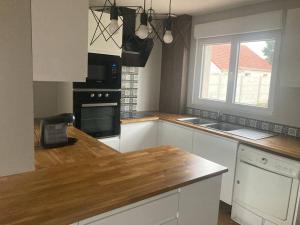 Kuchyň nebo kuchyňský kout v ubytování Maison entière T3 avec jardin et parking privatif bien situé