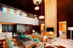 漯河建业福朋酒店（喜来登集团管理）的电视和/或娱乐中心