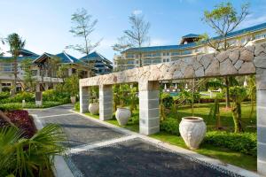 una pasarela de piedra frente a un edificio en Sheraton Huizhou Beach Resort, en Huidong