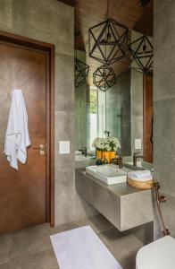 ein Badezimmer mit einem Waschbecken und einem großen Spiegel in der Unterkunft La Covelo Estate in Parra