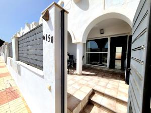 un porche de una casa con un cartel en Casa Find Marbella - beautiful holiday home duplex apartment, en Marbella