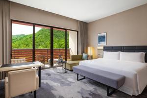 Postel nebo postele na pokoji v ubytování Four Points by Sheraton Guangdong, Heshan