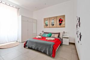 ein Schlafzimmer mit einem Bett mit einer roten Decke in der Unterkunft Domvs Romae Apartment in Rom