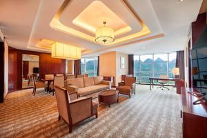 a hotel lobby with a waiting room and a dining room at Four Points by Sheraton Liupanshui in Shuicheng