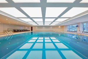 a large swimming pool with a large ceiling at Four Points by Sheraton Liupanshui in Shuicheng
