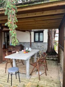 a picnic table and chairs on a patio at Casa Boni y Florina in Nava