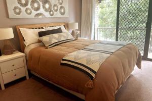 מיטה או מיטות בחדר ב-A touch of lux in the Redlands!