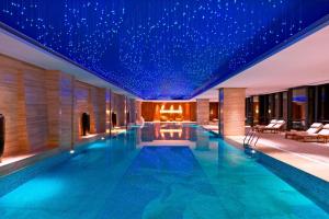 a swimming pool in a hotel with stars on the ceiling at Sheraton Daqing Hotel in Daqing