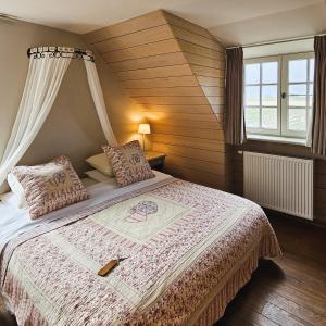 ein Schlafzimmer mit einem großen Bett mit Baldachin in der Unterkunft Boutique B&B Droomkerke in Ruiselede