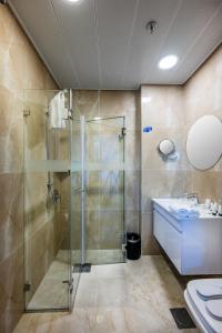 bagno con doccia e lavandino di Golden Walls Hotel a Gerusalemme