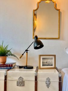 biurko z lampą na klatce piersiowej w obiekcie Casa Azul w mieście Nazaré