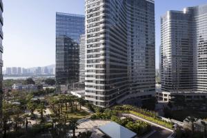 - une vue sur une ville avec de grands bâtiments dans l'établissement Courtyard by Marriott Xiamen Haicang, à Xiamen