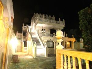 ein großes weißes Haus mit Treppe davor in der Unterkunft Castellino Studios in Faliraki