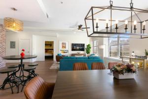 sala de estar y comedor con sofá azul en French Quarter Oasis: Spacious 4-Bedroom Condo, en Nueva Orleans