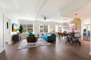 sala de estar con sofá azul y mesa en French Quarter Oasis: Spacious 4-Bedroom Condo, en Nueva Orleans
