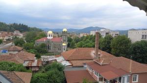 - une vue sur une ville avec des toits et une église dans l'établissement Апартамент-Надин, à Krumovgrad