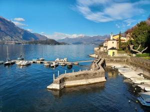 vistas a un puerto deportivo con barcos en el agua en elegant apartment with view near Bellagio GAUDI', en Lezzeno