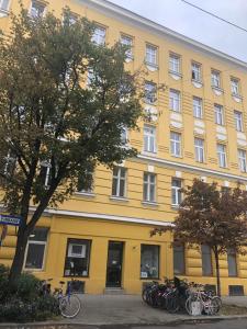 um edifício amarelo com bicicletas estacionadas em frente em Apartment Gute Laune-Good mood em Viena