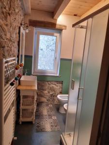 baño pequeño con aseo y ventana en elegant apartment with view near Bellagio GAUDI', en Lezzeno
