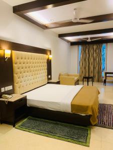 een slaapkamer met een groot bed in een kamer bij Metropolis Tourist Home Paharganj in New Delhi