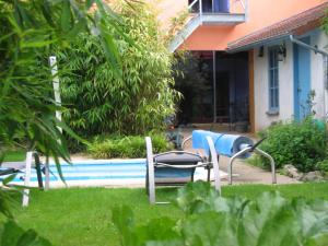 a group of chairs sitting next to a pool at Hotel Van Reeth's Koffiebranderij in Puurs