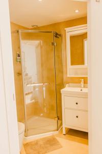 een badkamer met een douche en een wastafel bij ScraB&Ble Ecologische gastenkamers in Bornem